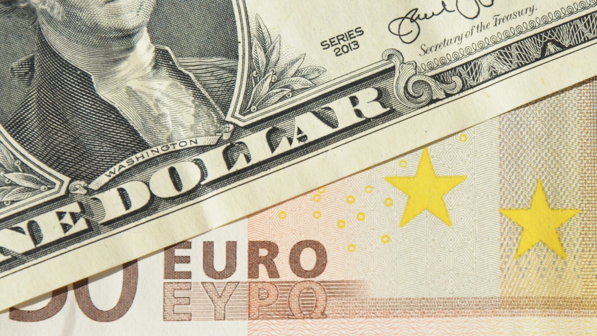 To, že Fed plánuje rozšiřovat svoji bilanci dříve a ve větším rozsahu, než s čím finanční trhy počítaly, se promítlo do poklesu výnosů státních dluhopisů a oslabení dolaru, respektive posílení eura. Ilustrační foto: Depositphotos.com