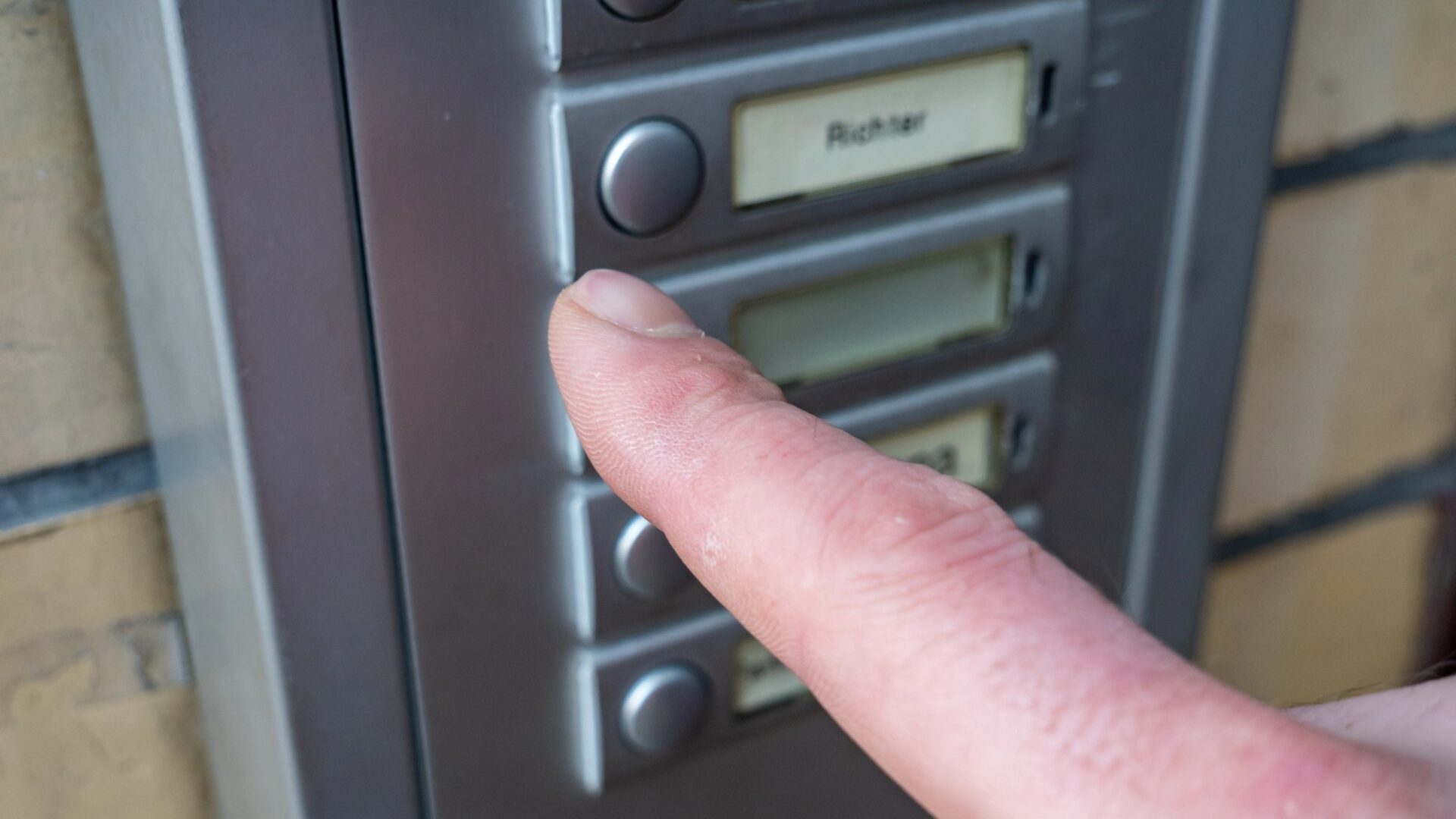 Při popisu energošmejdských praktik ERÚ vycházel ze skutečných případů, jimiž se zabýval od srpna do konce října tohoto roku. Ilustrační foto: Depositphotos.com