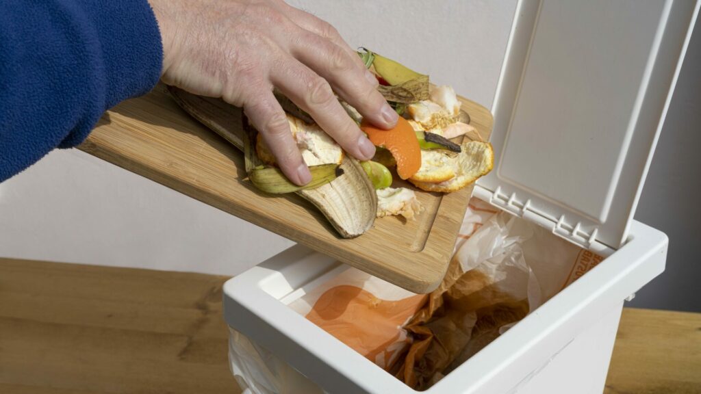 Za sváteční jídlo utratíme 2 000 korun, ale více než čtvrtina ho skončí v koši. Ilustrační foto: Depositphotos.com