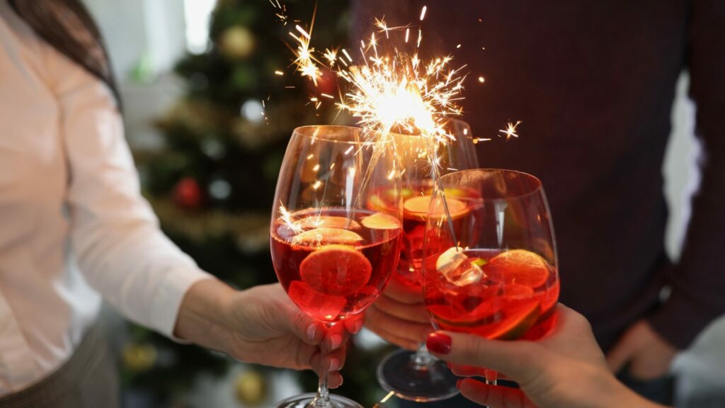 Češi utratí za silvestra takřka 12 miliard korun, v průměru 2 900 Kč. Pyrotechnika a alkohol ustupují. Ilustrační foto: Depositphotos.com