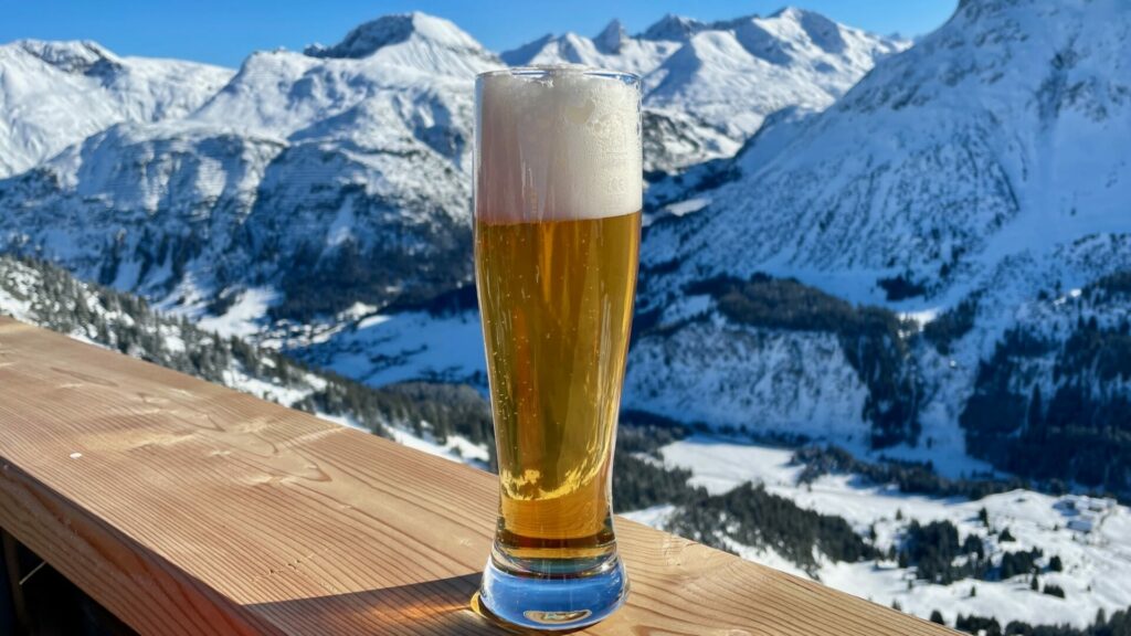 Češi jsou milovníky lyžování i alkoholu. Třaskavá kombinace, která je může přijít velmi draho. Ilustrační foto: Depositphotos.com