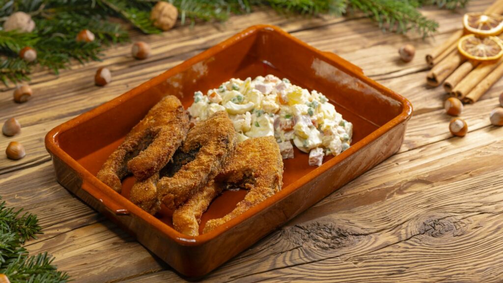 Ačkoli je v základním receptu surovin jen pár, existuje tolik bramborových salátů, kolik je domácností. Ilustrační foto: Depositphotos.com