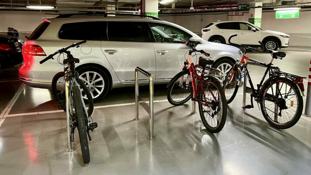 Je absurdní, že existují různé metody výpočtu pro parkování jízdních kol a pro parkování automobilů, které budou muset developeři od příštího roku začít uplatňovat. Ilustrační foto: Depositphotos.com