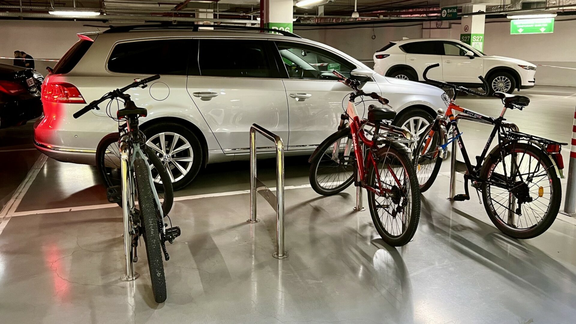 Je absurdní, že existují různé metody výpočtu pro parkování jízdních kol a pro parkování automobilů, které budou muset developeři od příštího roku začít uplatňovat. Ilustrační foto: Depositphotos.com