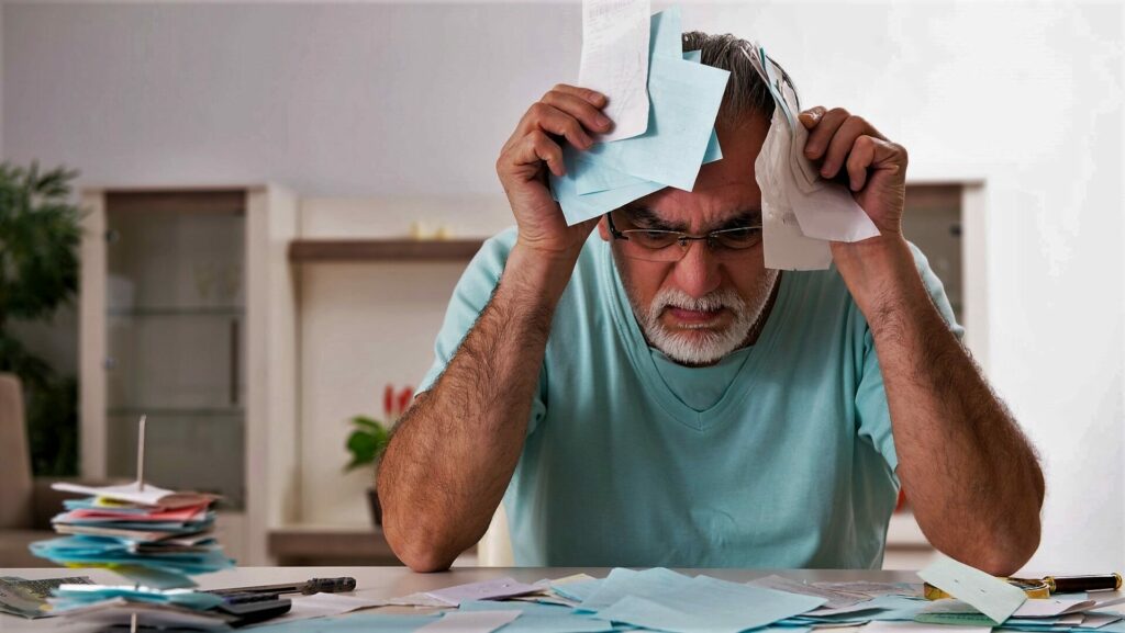 Nejvyšší dluhy v prodlení mají lidé u bankovních společností, nejnižší u mobilních operátorů. Nejvyšší dluhy po splatnosti splácejí senioři. Ilustrační foto: Depositphotos.com