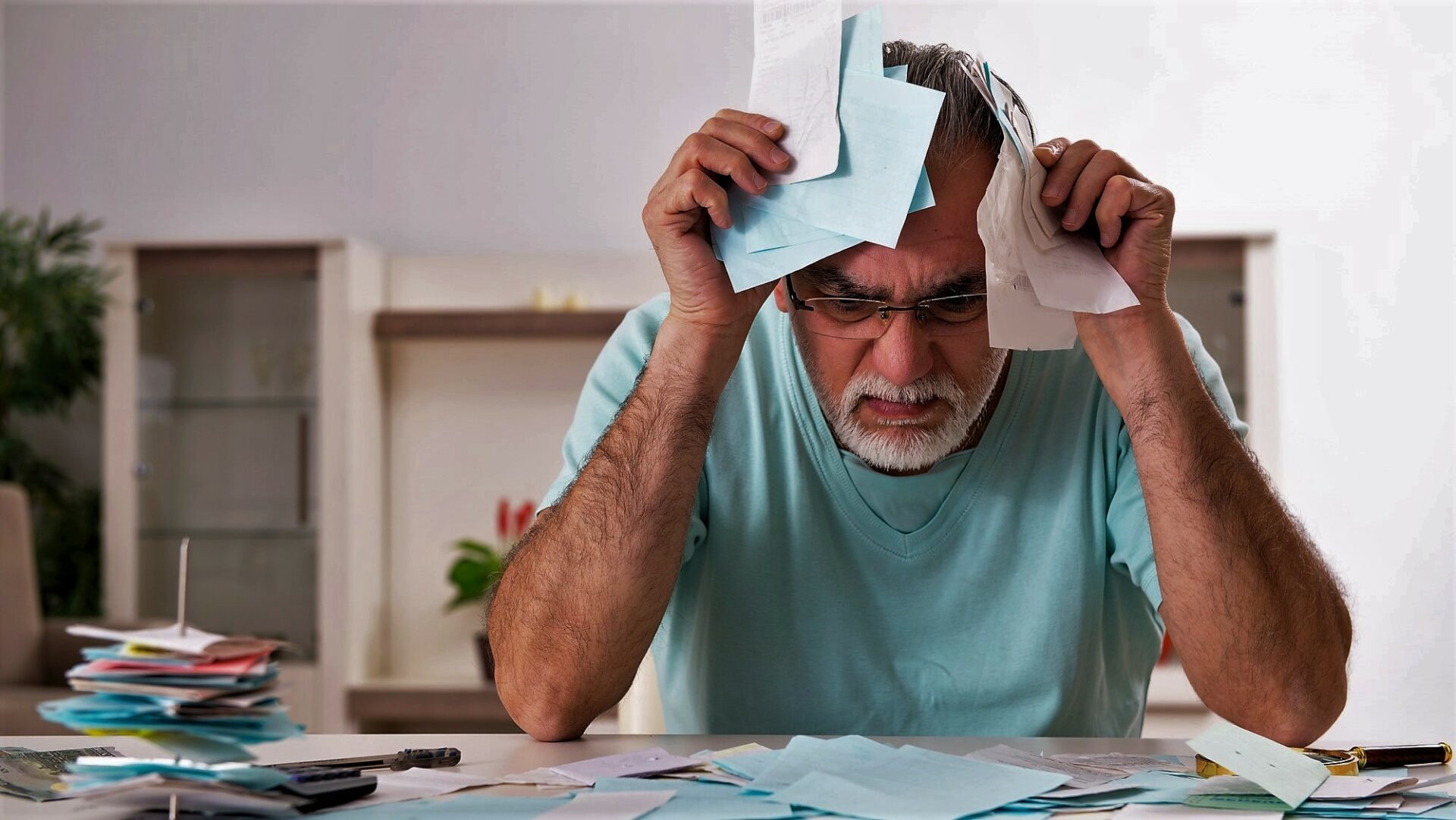 Nejvyšší dluhy v prodlení mají lidé u bankovních společností, nejnižší u mobilních operátorů. Nejvyšší dluhy po splatnosti splácejí senioři. Ilustrační foto: Depositphotos.com