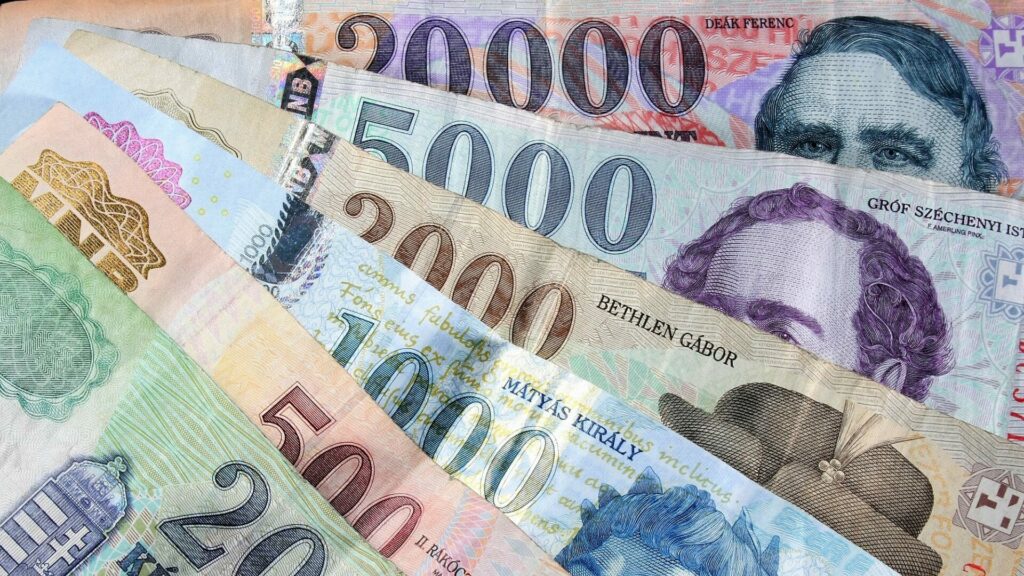 Středoevropské měny ve středu ztrácely. Maďarský forint dostala pod tlak tamní centrální banka. Ilustrační foto: Depositphotos.com
