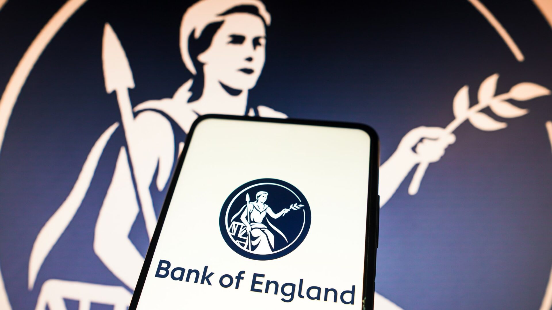Bank of England podle očekávání snížila klíčovou sazbu o 25 bazických bodů na 3,75 procenta. Ilustrační foto: Depositphotos.com