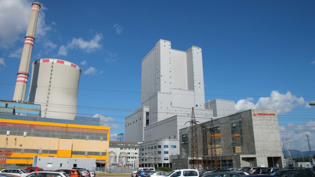 V kritických okamžicích nejprve došlo ke strojní poruše v Ledvicích a o pár minut později k vypnutí napěťově-frekvenční ochranou. Ilustrační foto: Draceane – Vlastní dílo, CC BY-SA 4.0, https://commons.wikimedia.org/w/index.php?curid=98584801