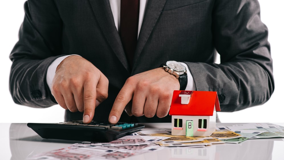 Průměrná úroková sazba hypotéky sice posledních 36 měsíců klesala, avšak setrvalý pokles v příštím roce pravděpodobně skončí. Ilustrační foto: Depositphotos.com