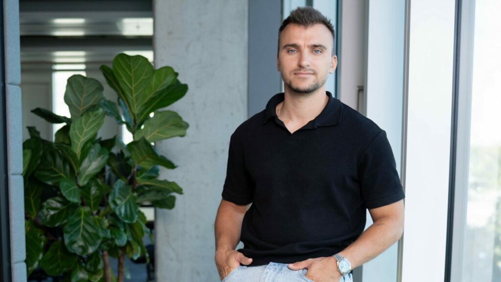 Procesy, které dříve trvaly týdny, jsou dnes díky zapojení umělé inteligence řešitelné v rámci dnů, říká spoluzakladatel společnosti Cleevio Jan Částek. Foto: Cleevio