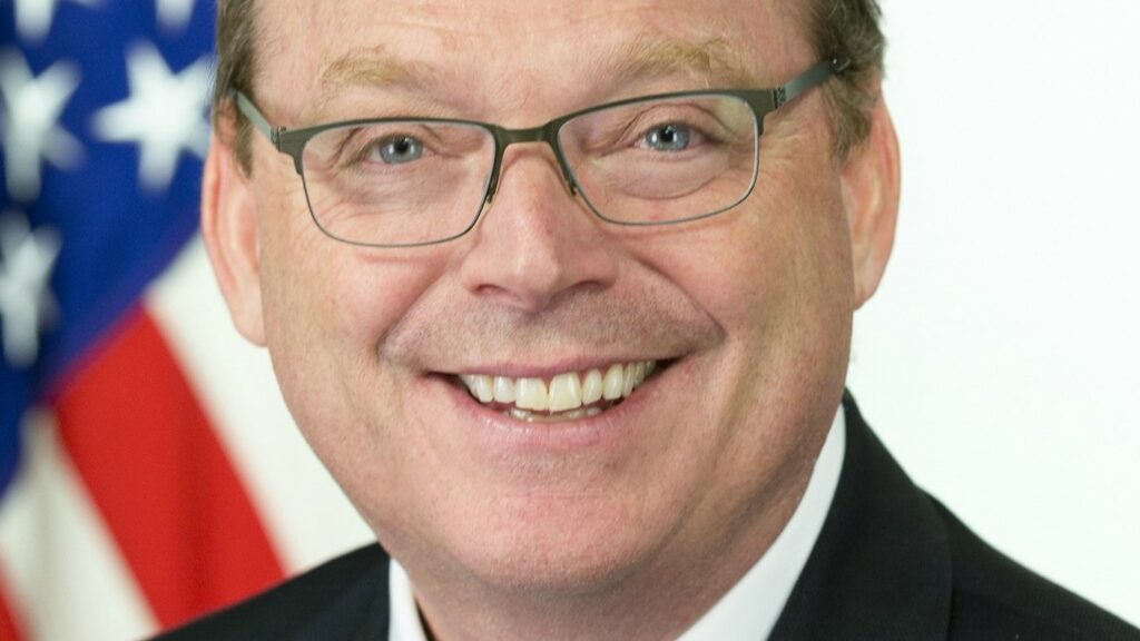 Kevin Hassett je ekonom a tradiční zastánce ekonomie strany nabídky. Pro Trumpa je kandidátem na příštího předsedu Federálního rezervního systému. Ilustrační foto: Executive Office of the President of the United States - https://siepr.stanford.edu/events/speakers/kevin-hassett, Public Domain, https://commons.wikimedia.org/w/index.php?curid=69687215kevin-hassett-official-photo
