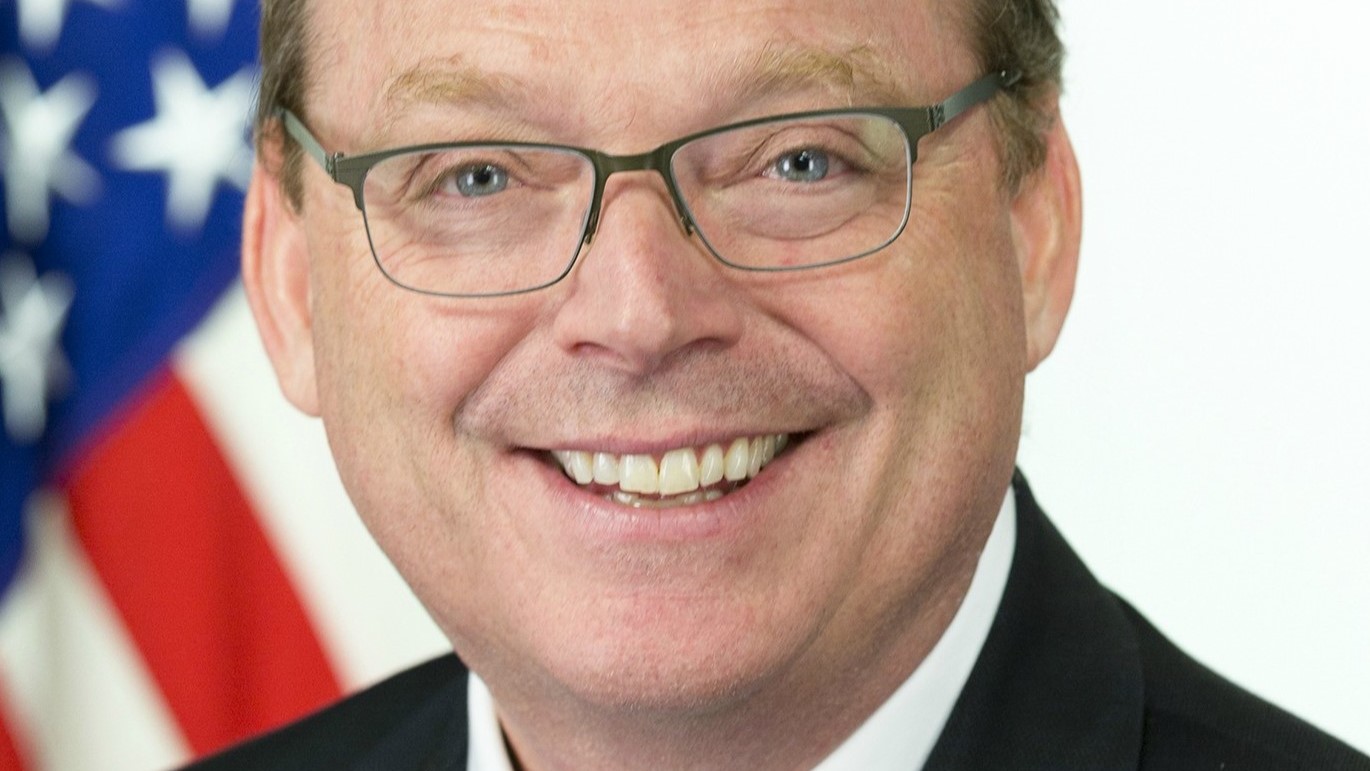 Kevin Hassett je ekonom a tradiční zastánce ekonomie strany nabídky. Pro Trumpa je kandidátem na příštího předsedu Federálního rezervního systému. Ilustrační foto: Executive Office of the President of the United States - https://siepr.stanford.edu/events/speakers/kevin-hassett, Public Domain, https://commons.wikimedia.org/w/index.php?curid=69687215kevin-hassett-official-photo