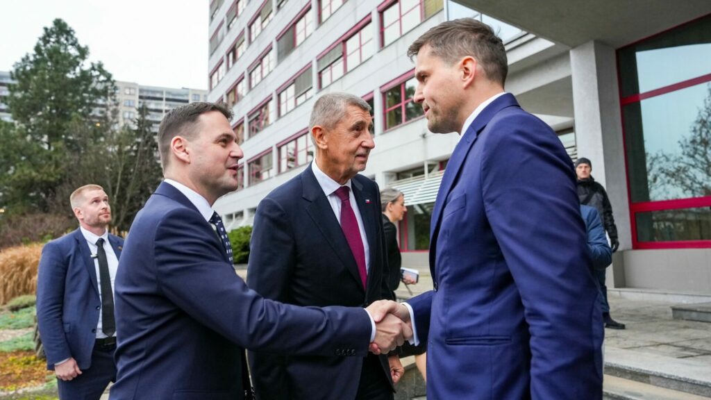 Motorista Petr Macinka (vlevo) přebírá ministerstvo životního prostředí od Petra Hladíka (KDU-ČSL). Foto: Úřad vlády ČR, se souhlasem