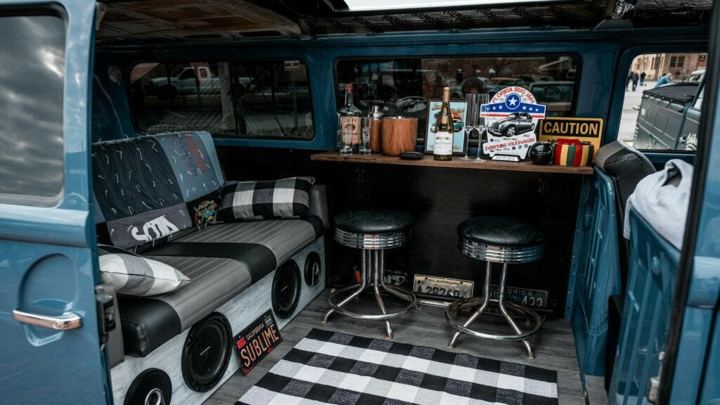 Obytná dodávka je ideální volbou pro ty cestovatele, kteří hledají svobodu, flexibilitu a kontakt s přírodou, ale zároveň nechtějí slevit z pohodlí. Zdroj: Pexels