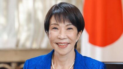 Evropská komise se snaží poslat tisíce miliard korun Ukrajině na další dva roky války, ale naráží na odpor zemí, které zmrazené ruské rezervy drží. Nejnověji je to Japonsko. Na snímku premiérka Sanae Takaičiová. Ilustrační foto: 首相官邸ホームページ, CC BY 4.0, https://commons.wikimedia.org/w/index.php?curid=178708046