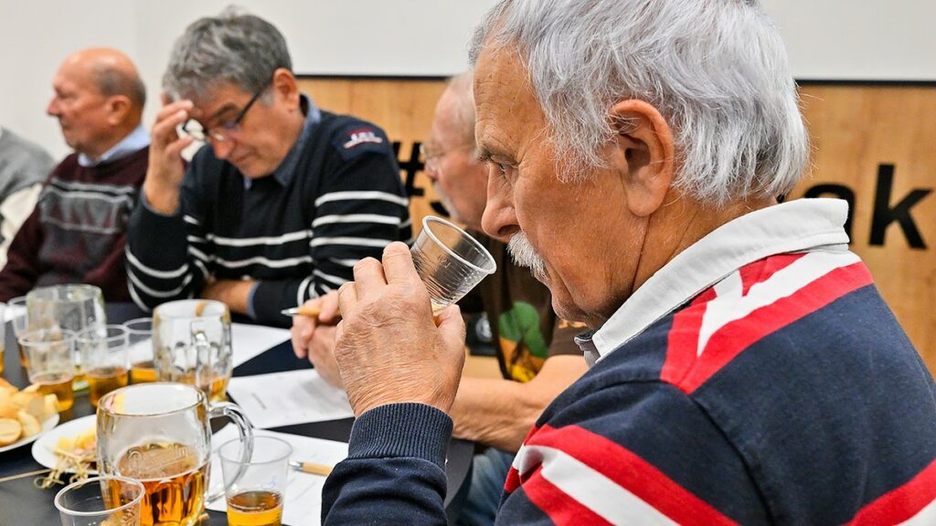 Degustační skupina „starých sládků“ při práci. Foto: Plzeňský Prazdroj