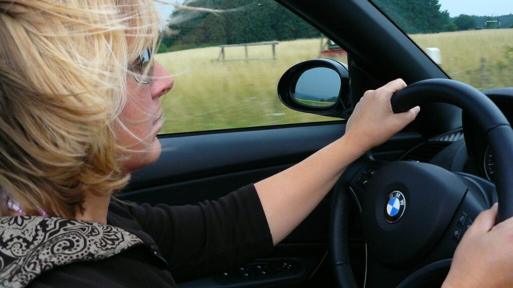 Tuzemské řidiče od ledna příštího roku čeká řada změn. Některé z nich se dotknou jen vybraných skupin, ale například vyšší ceny se budou týkat všech. Ilustrační foto: Pixabay.com