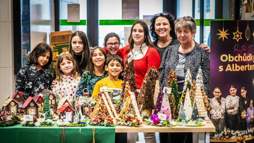 Ze stovek dětí z 55 dětských domovů a neziskových organizací se v předvánočním období staly malí prodavači. Foto: Albert