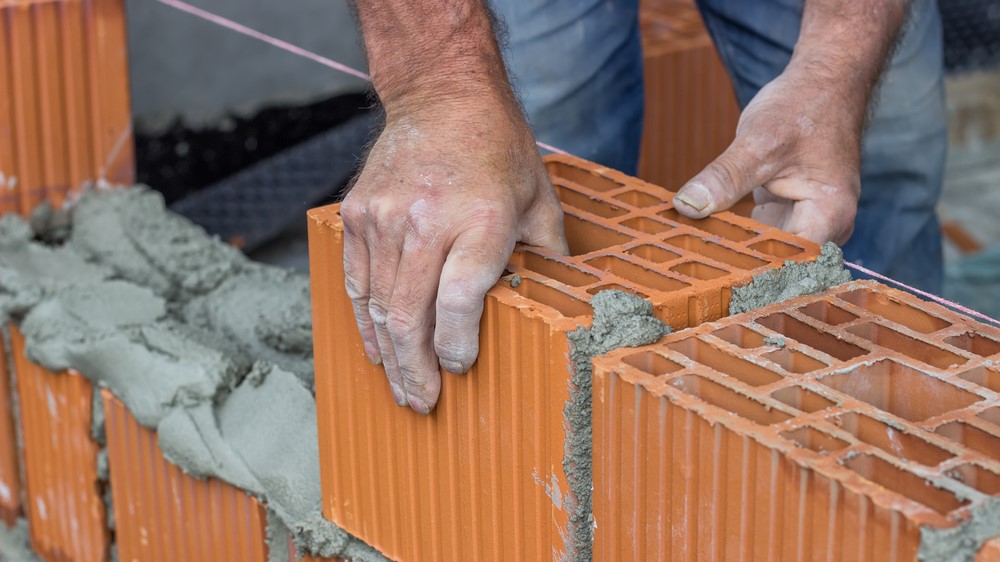 Nová vláda by občanům mohla pomoct stimulací stavební aktivity, která by zvýšila nabídku bydlení na trhu a tím zlepšila jeho dostupnost. Ilustrační foto: Depositphotos.com