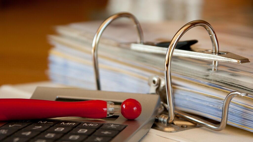 Firmy čeká zcela nový způsob podávání přehledů o zaměstnancích. Štos formulářů by měl nahradit jen jeden. Ilustrační foto: Pixabay.com