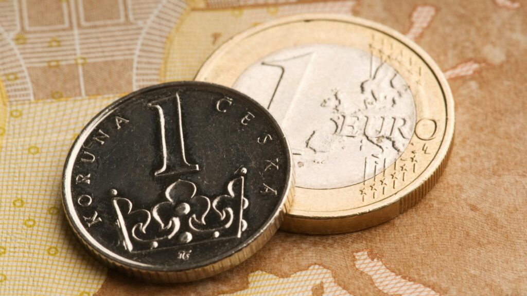 Česká koruna tento týden pod tíhou slabších dat i holubičí ČNB oslabila. Ilustrační foto: Depositphotos.com