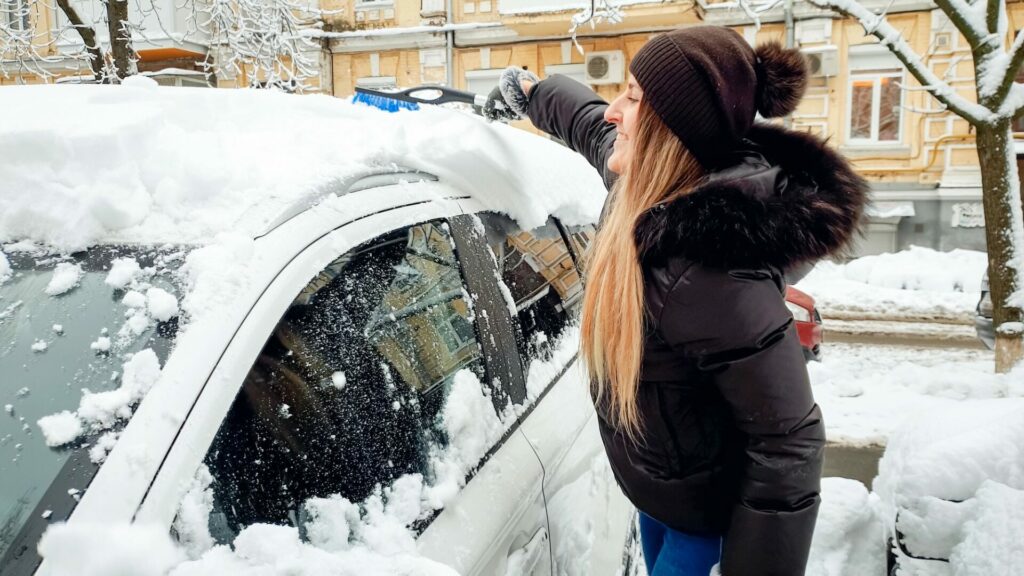 Před vyjetím je třeba důkladně očistit také LED světlomety. Ilustrační foto: Depositphotos.com