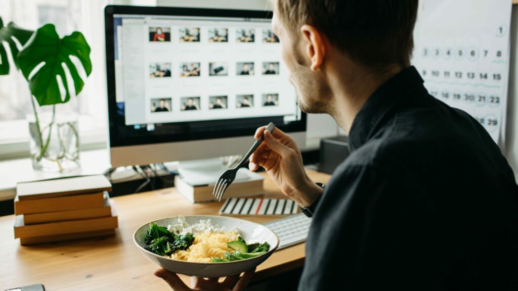 Naobědvat se při pracovním procesu je dnes běžné pro stále více zaměstnanců. Ilustrační foto: Depositphotos.com