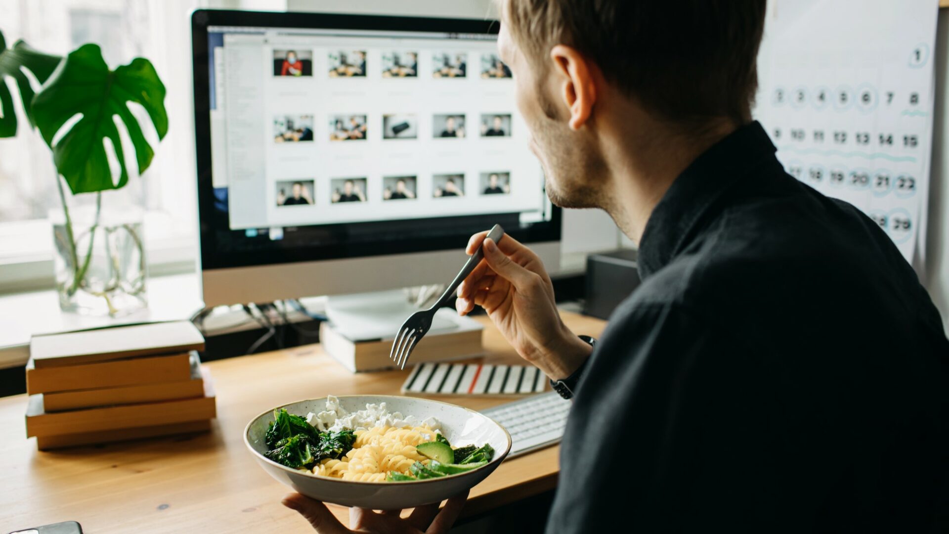 Naobědvat se při pracovním procesu je dnes běžné pro stále více zaměstnanců. Ilustrační foto: Depositphotos.com