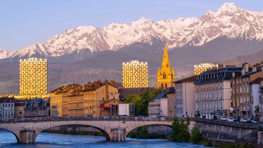 Poblíž idylických sjezdovek v Grenoble teče krev ve válce narkomafie. Ilustrační foto: Depositphotos.com