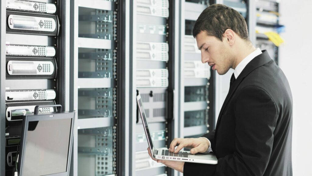 Drobní investoři se loni podle platformy eToro zaměřili na datová centra pro umělou inteligenci, evropskou obranu a průlomové kvantové technologie. Ilustrační foto: Depositphotos.com