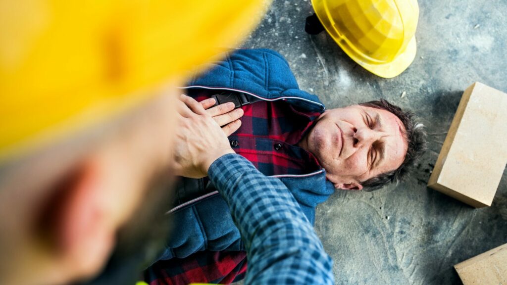 Stavebnictví, kde se úrazy stávají třeba při práci ve výškách nebo při výkopových pracích, patří rizikové obory. Ilustrační foto: Depositphotos.com