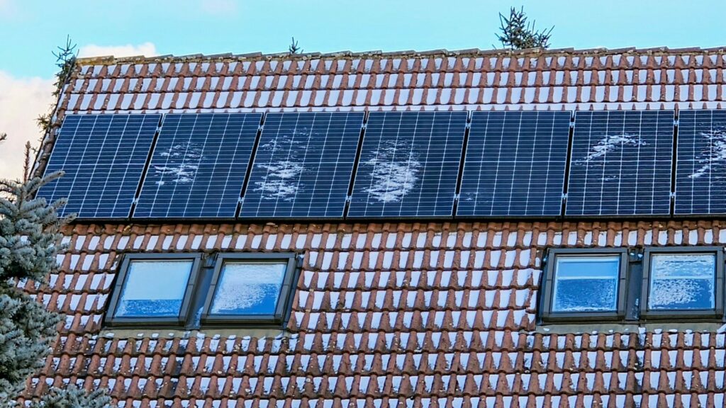 Nových solárních panelů na rodinných domech už zdaleka nepřibývá tolik jako v minulých letech. Ilustrační foto: faei.cz/Pavel Baroch