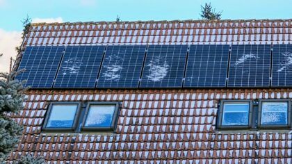 Nových solárních panelů na rodinných domech už zdaleka nepřibývá tolik jako v minulých letech. Ilustrační foto: faei.cz/Pavel Baroch