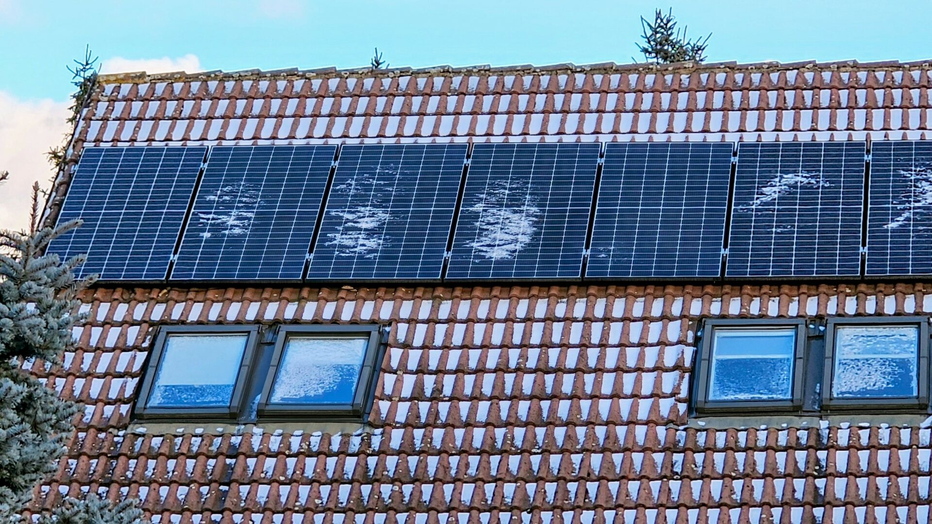 Nových solárních panelů na rodinných domech už zdaleka nepřibývá tolik jako v minulých letech. Ilustrační foto: faei.cz/Pavel Baroch