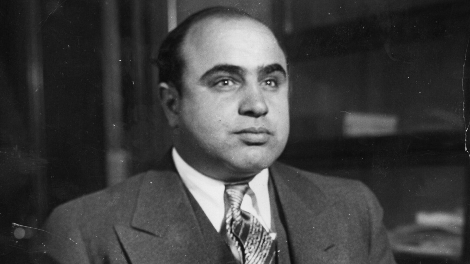 Al Capone půjčil podvodníkovi z Československa 50 tisíc dolarů. Snímek z roku 1930. Autor: Chicago Bureau (Federal Bureau of Investigation) - Wide World Photos. – Item Catalog Cotta Have It! Collectibles, Inc., Volné dílo, https://commons.wikimedia.org/w/index.php?curid=35462819