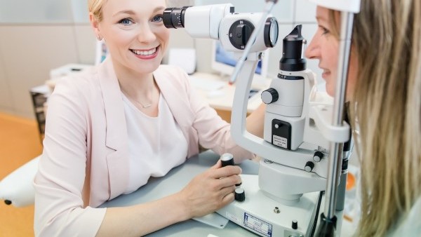 Andrea Janeková byla zařazena do prestižního žebříčku 50 nejlepších lékařů Česka 2026. Ilustrační foto: Oční centrum Praha, se souhlasem