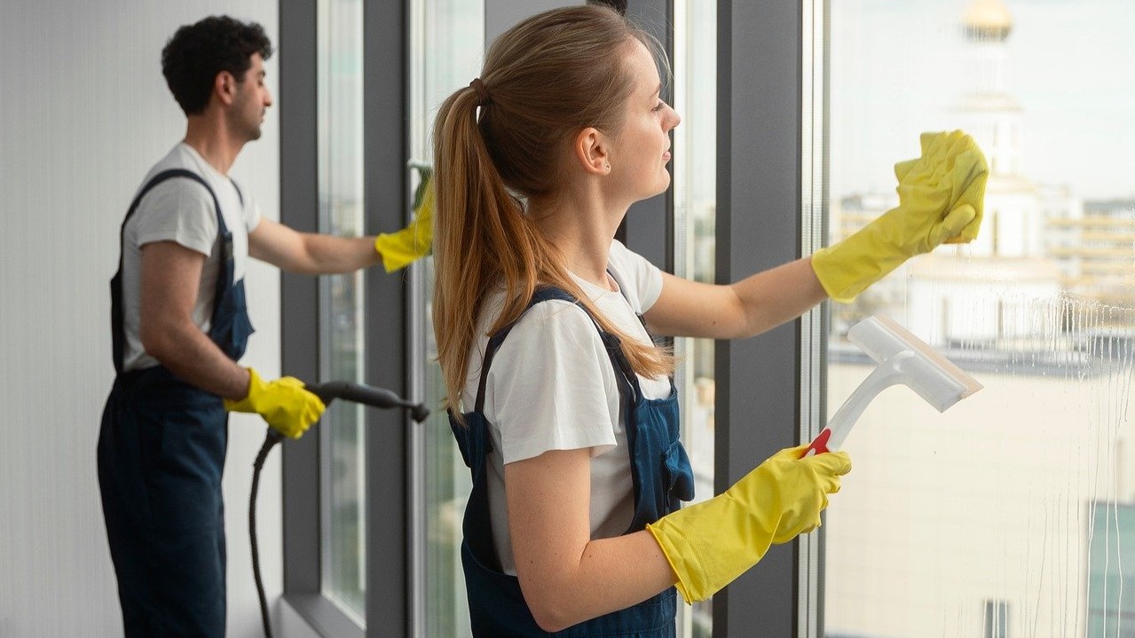 Firmy s brigádníky, typicky třeba úklidové, často netuší, že se nová povinnost týká i jich. Ilustrační foto: Pixabay.com