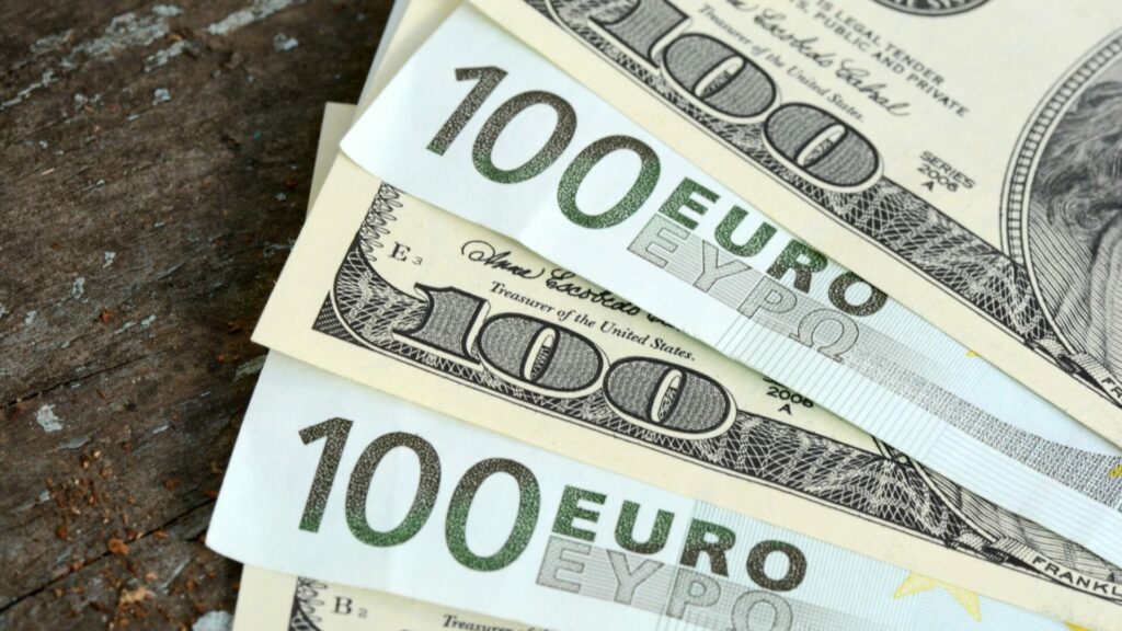 Euro se na začátku týdne ocitlo proti dolaru na čtyřměsíčním maximu. Ilustrační foto: Depositphotos.com