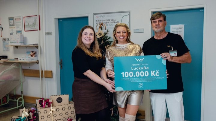 Šek na 100 000 korun byl zástupcům nadačního fondu a nemocnice slavnostně předán v těchto dnech. Zdroj: Vuch