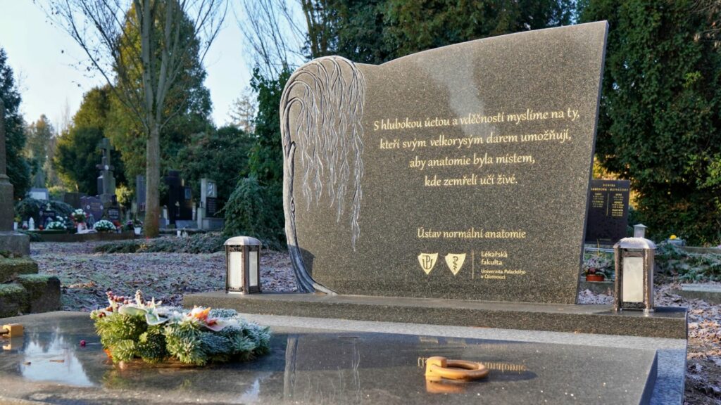 Pietní místo dárcům těl pro studijní účely na olomouckém hřbitově. Foto: Martin Višňa