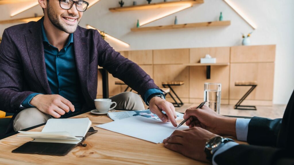 Zprostředkovatelé energií, často bez registrace a pod falešnými záminkami, podstrkují lidem k podpisu smlouvy či plné moci. Ilustrační foto: Depositphotos.com