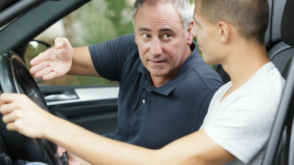 Mladistvých řidičů neustále přibývá. I díky dohledu mentorů jezdí zodpovědně, a to i ve srovnání s osmnáctiletými řidiči. Ilustrační foto: Depositphotos.com