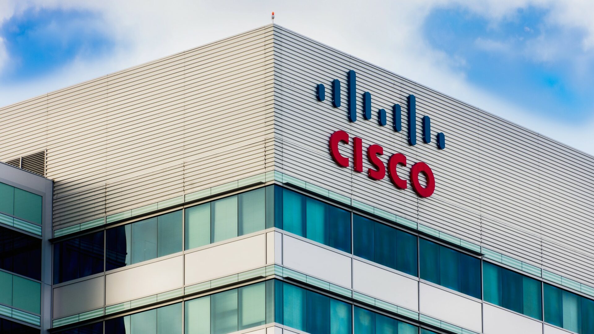 Výsledky i výhled tržeb na třetí čtvrtletí společnosti Cisco sice překonaly odhady, avšak akcie v prodlouženém obchodování klesly přibližně o sedm procent. Ilustrační foto: Depositphotos.com