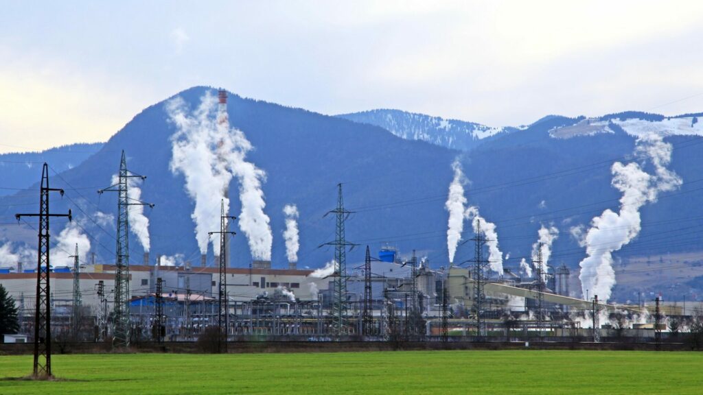 Pro některé firmy může být snížení rozsahu výroby, a tedy emisí, nákladnější než hrozící sankce. Ilustrační foto: Depositphotos.com