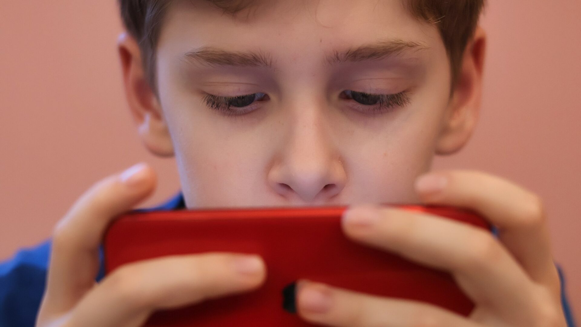 Děti ve věku 9 až 15 let používají mobilní telefony nejčastěji k hraní her. Dominují zejména chlapeckému světu. Ilustrační foto: Depositphotos.com