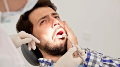 Stomatologický zákrok v zahraničí se nemusí povést a náprava v tuzemské ordinaci stojí další peníze. Ilustrační foto: Depositphotos.com