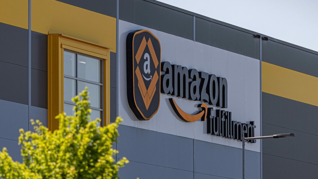 Současný pokles ceny akcií Amazonu lze interpretovat jako projev krátkodobé nervozity trhu z bezprecedentních kapitálových výdajů. Ilustrační foto: Amazon, se souhlasem