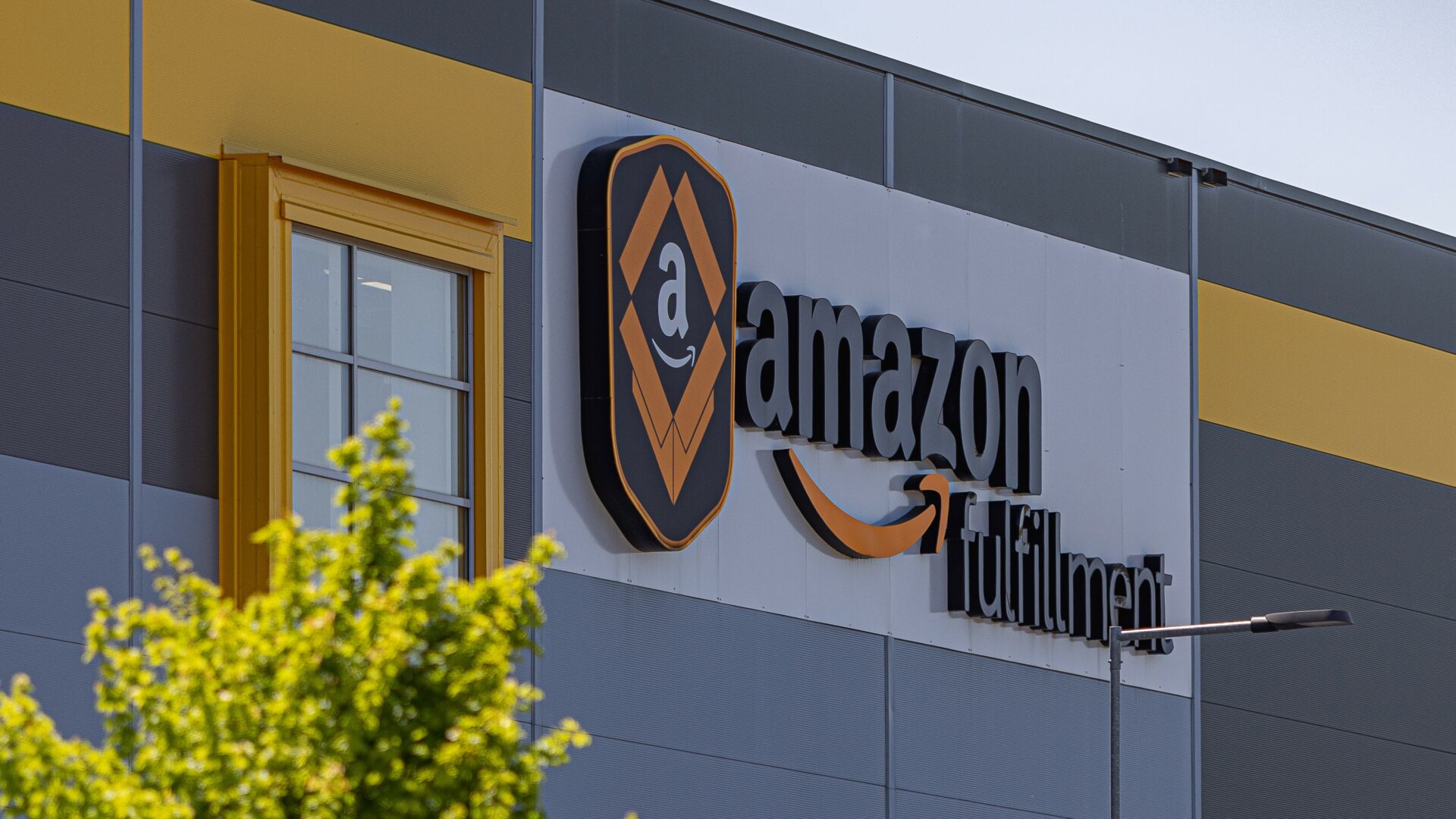 Současný pokles ceny akcií Amazonu lze interpretovat jako projev krátkodobé nervozity trhu z bezprecedentních kapitálových výdajů. Ilustrační foto: Amazon, se souhlasem