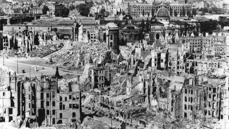 Centrum Drážďan po bombardování. Foto: Bundesarchiv, Bild 146-1994-041-07 / Neznámý / CC-BY-SA 3.0, CC BY-SA 3.0 de, https://commons.wikimedia.org/w/index.php?curid=5483604